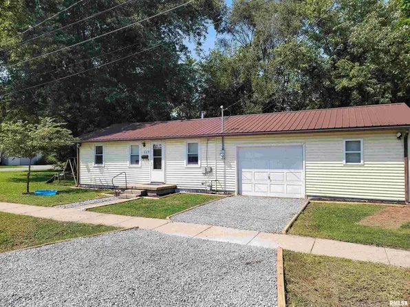309 E Washington St, Flora, IL 62839