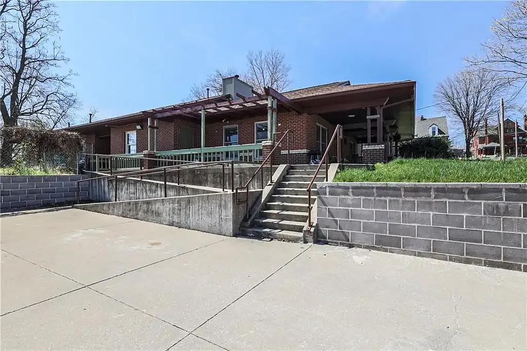 Building Photo - 520 N White Ave