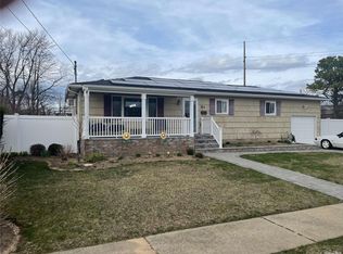 61 E Merritt St, Lindenhurst, NY 11757