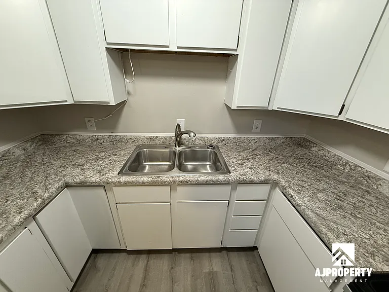516 N Cliff Ave — Photo 6