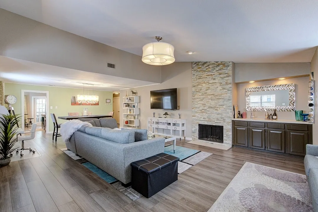 2 bed, 1335 sqft, $2,000 — Photo 3