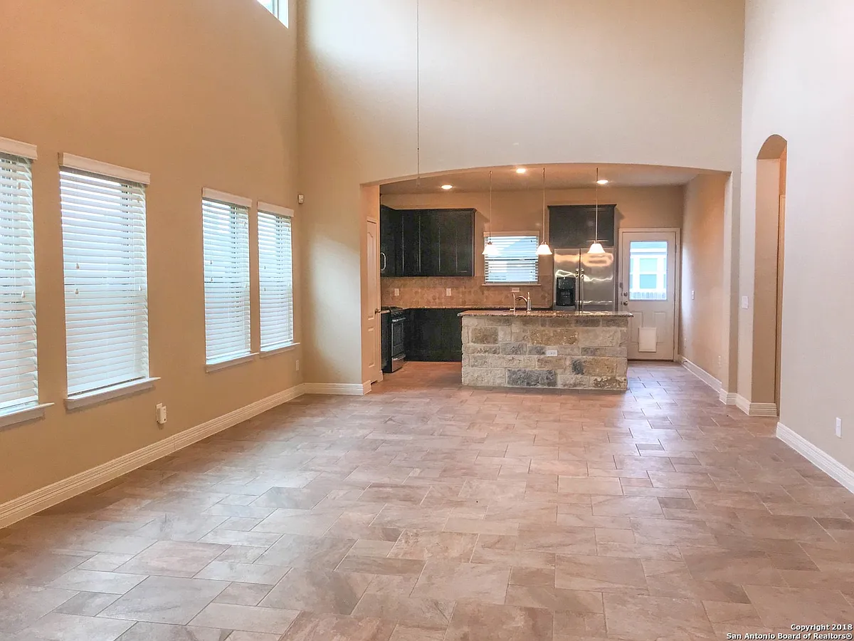 Building Photo - 680 Community Dr