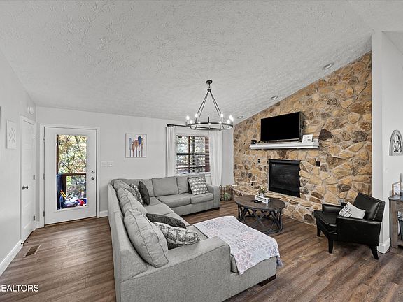 3rd image of 1305 Cove Pointe Rd