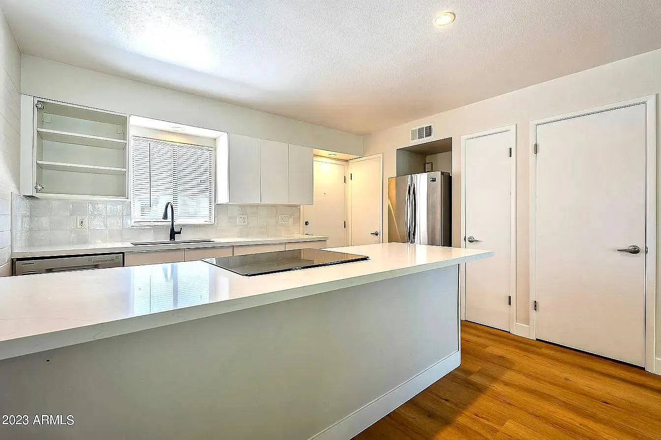 2 bed, 928 sqft, $2,222 — Photo 3