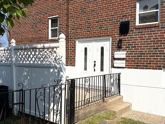 4th image of 3628 Genesee Dr