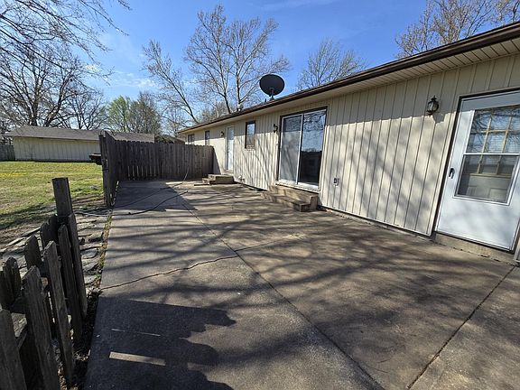 4th image of 3200 Cathlinda Dr