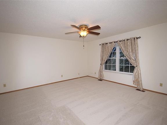 4th image of 5133 Stacey Dr
