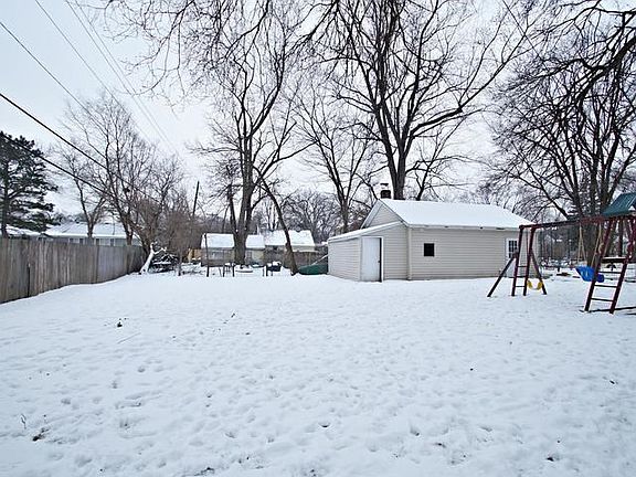 Huge fully fenced yard!