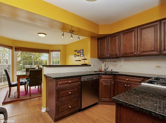 3rd image of 833 Marseilles Cir
