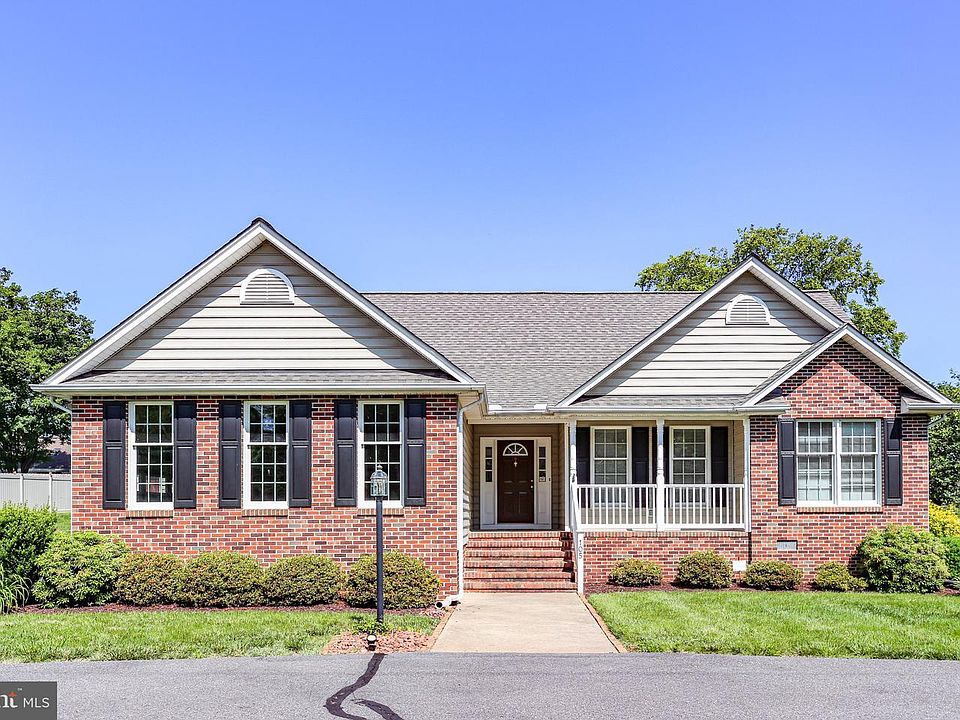 1st image of 105 Brooke Dr