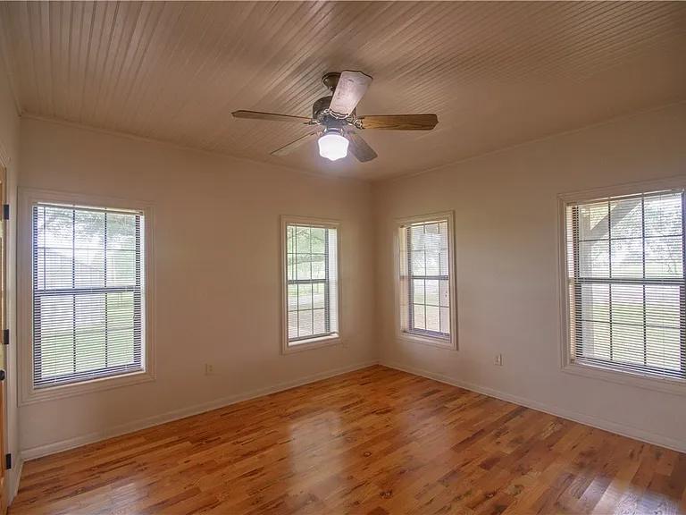 9852 FM 1179 — Photo 6