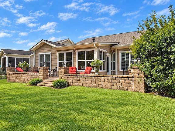 5th image of 1858 Bluff Dr.