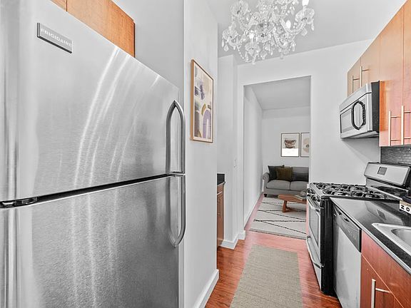 4th image of 90 John St #2007
