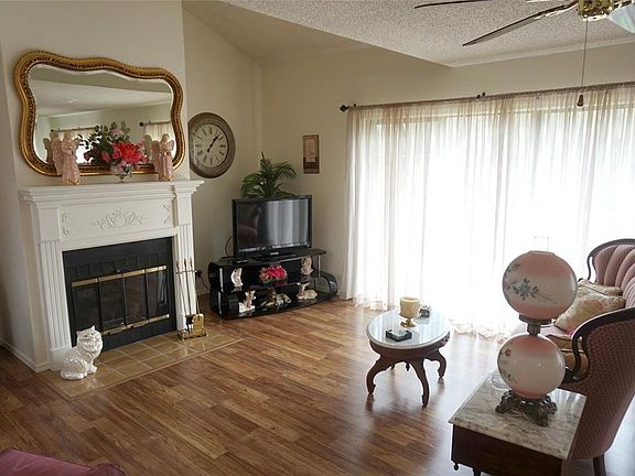 4th image of 8 Village Green Ct
