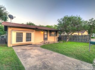 110 N Sayers Dr, Devine, TX 78016
