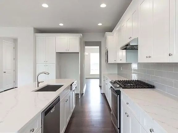 3rd image of 3235 Parade St