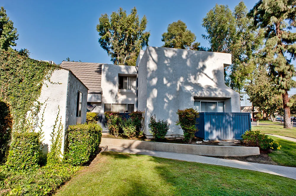 Santa Clarita — Photo 1