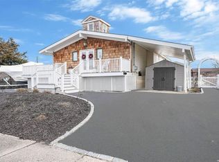 381 Kelp Rd, Copiague, NY 11726