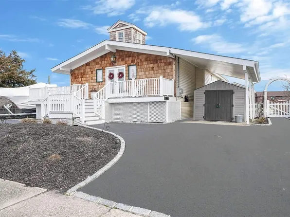 381 Kelp Road, Copiague, NY 11726