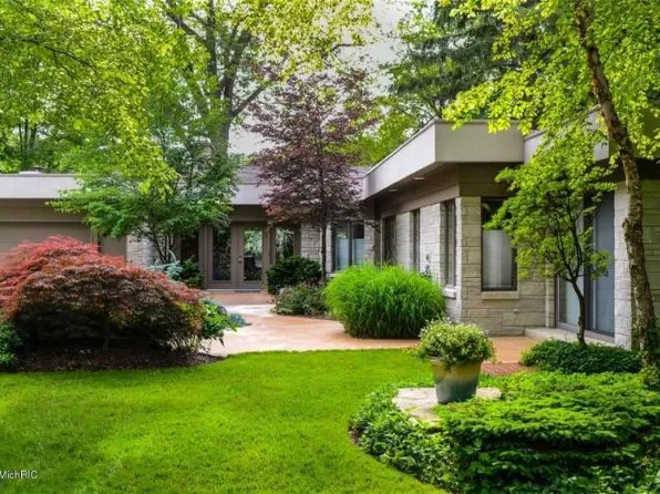 3416 Riverside Dr, Saugatuck, MI 49453