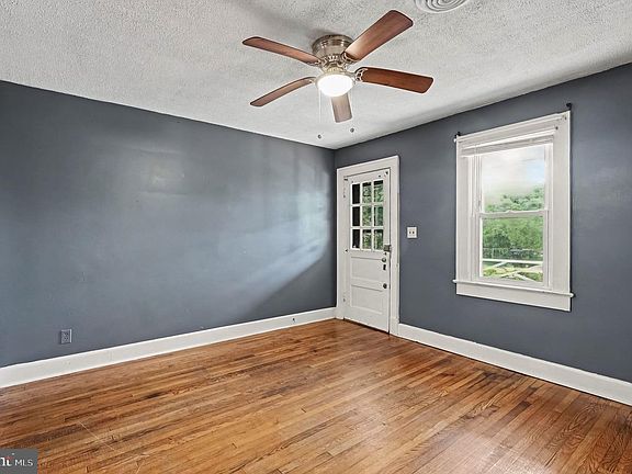 3rd image of 108 Oak St