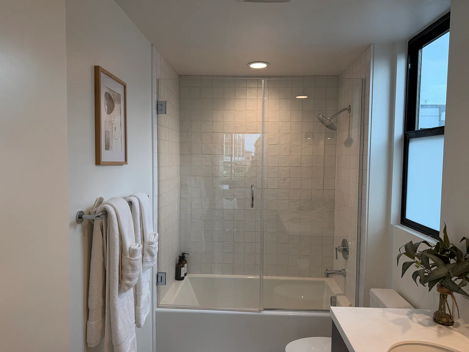 3 bed, 3.5 bath, 2127 sqft, $8,500 — Photo 3