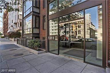 1 BR/1.5 BA + Den w/ Garage Space