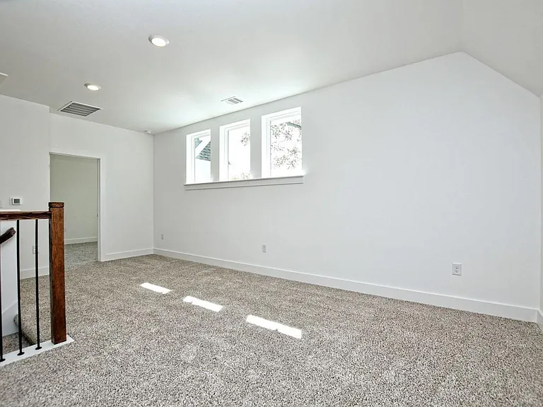 402 Zennia St — Photo 14