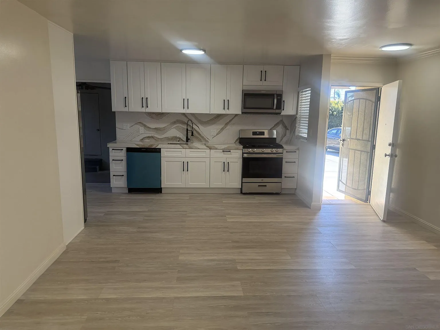 3 bed, 2.0 bath, 1597 sqft, $3,800 — Photo 2