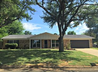 2208 Pinecrest Dr, Gladewater, TX 75647