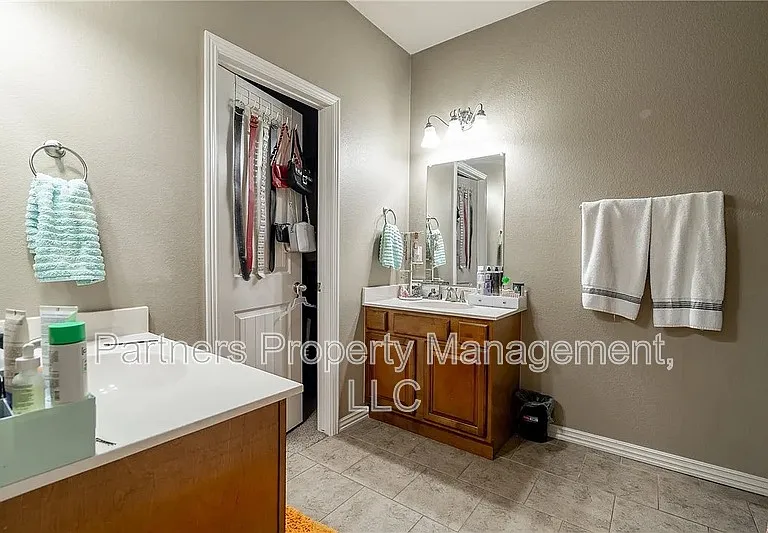 606 N Tennyson Ln — Photo 8