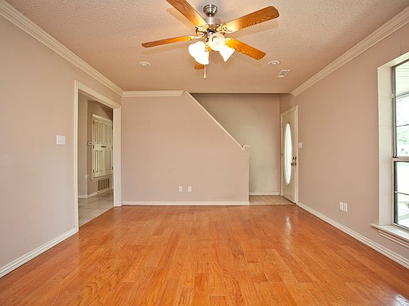 Livingroom: Oak floors! 