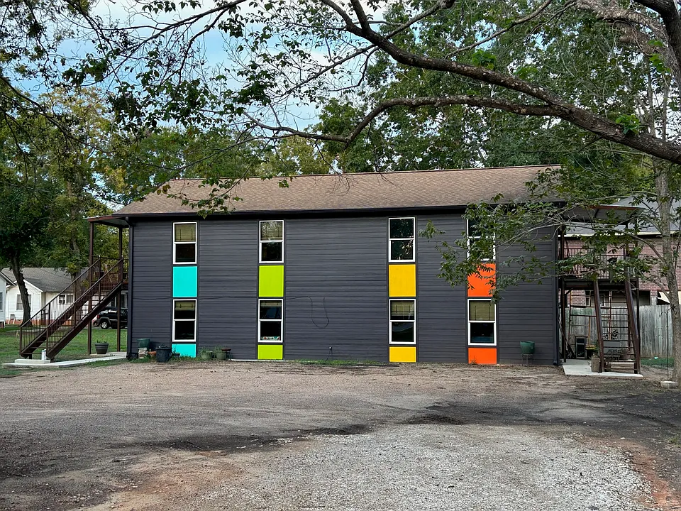Front building / Parking area