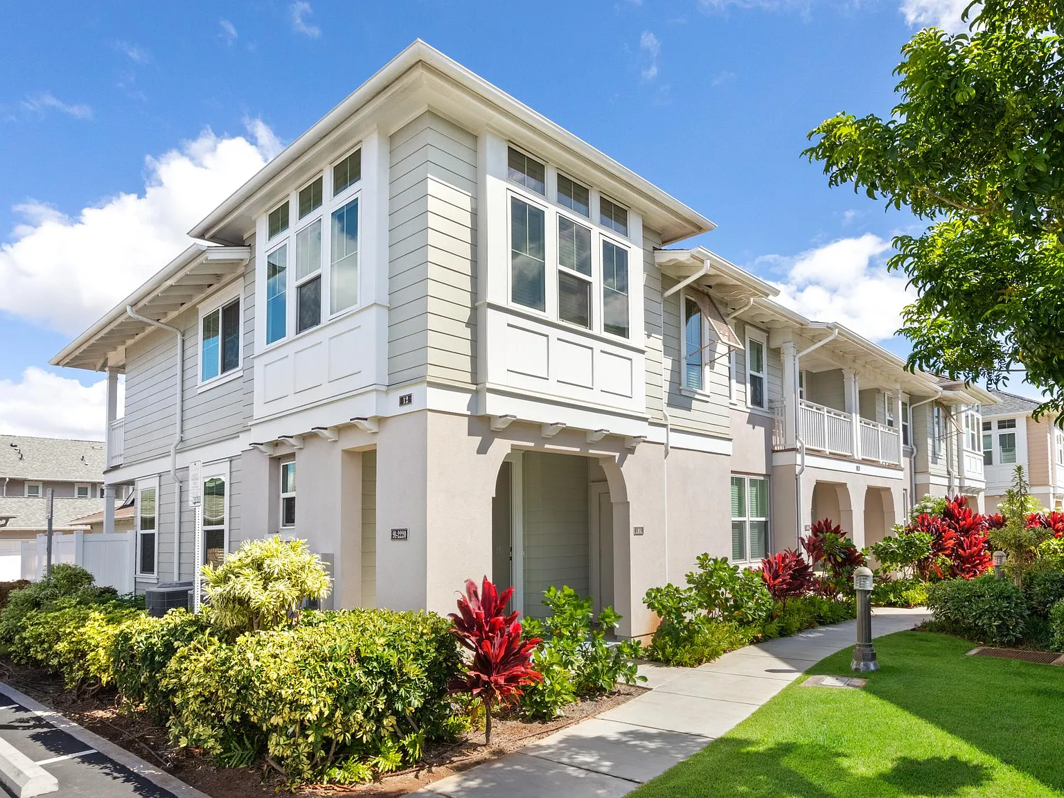 3 bed, 2.5 bath, 1327 sqft, $3,950 — Photo 4