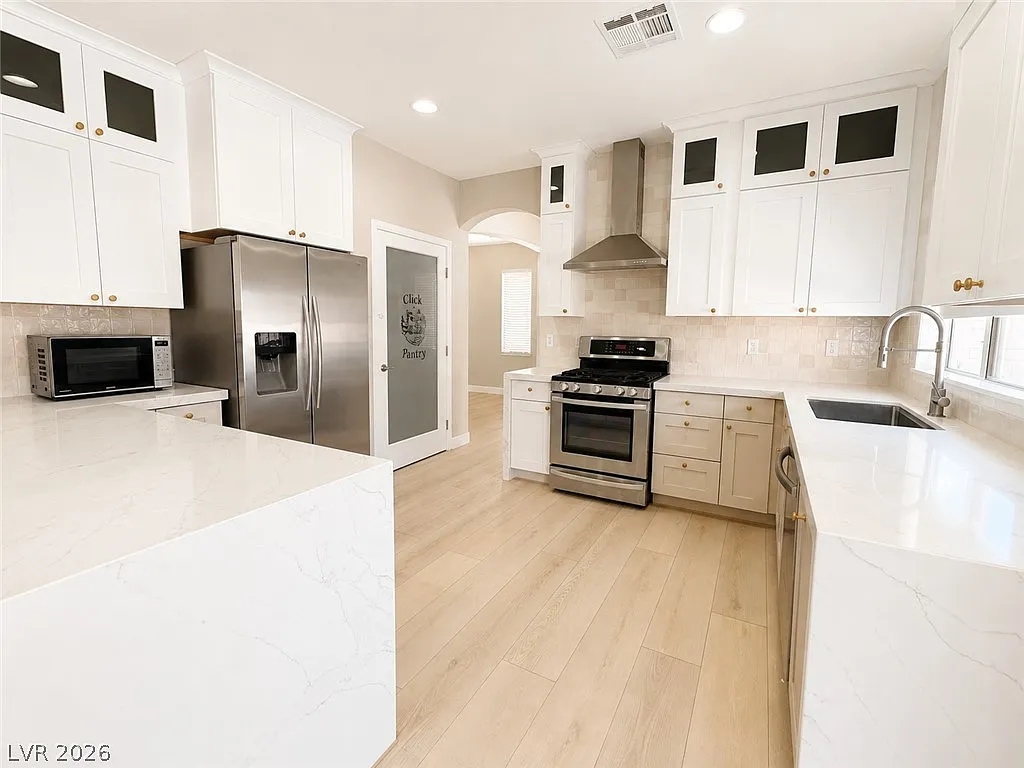 4 bed, 2.5 bath, 2352 sqft, $2,352 — Photo 3