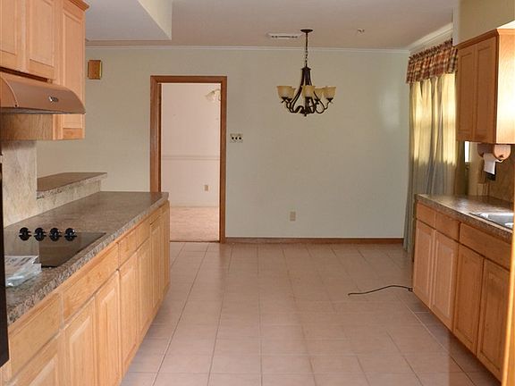 4th image of 1420 Longfellow Dr