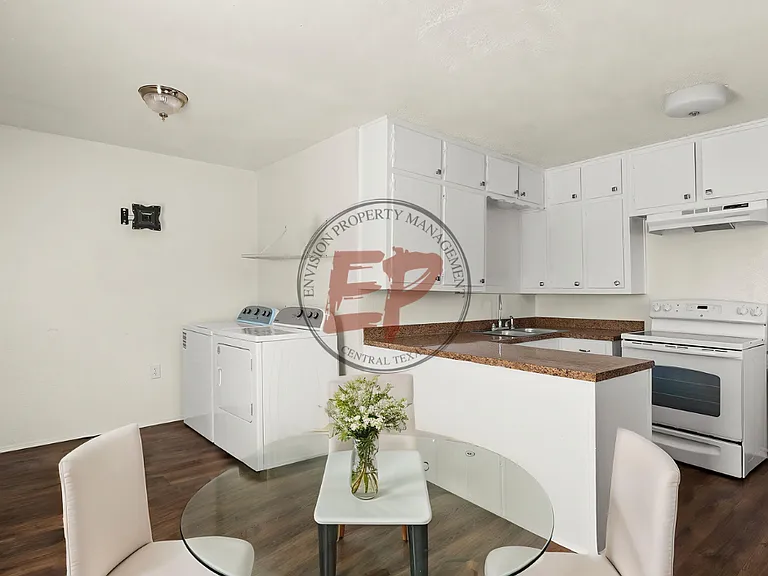 2712 Lyle Ave — Photo 7