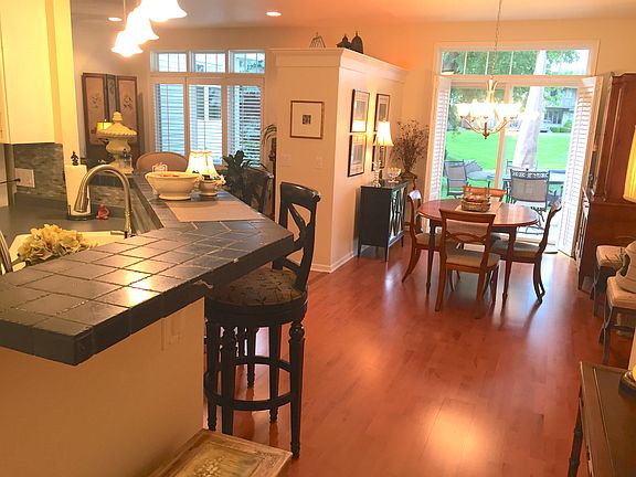 Breakfast Bar/Dining