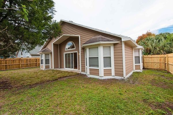 1st image of 122 Bristol Cir