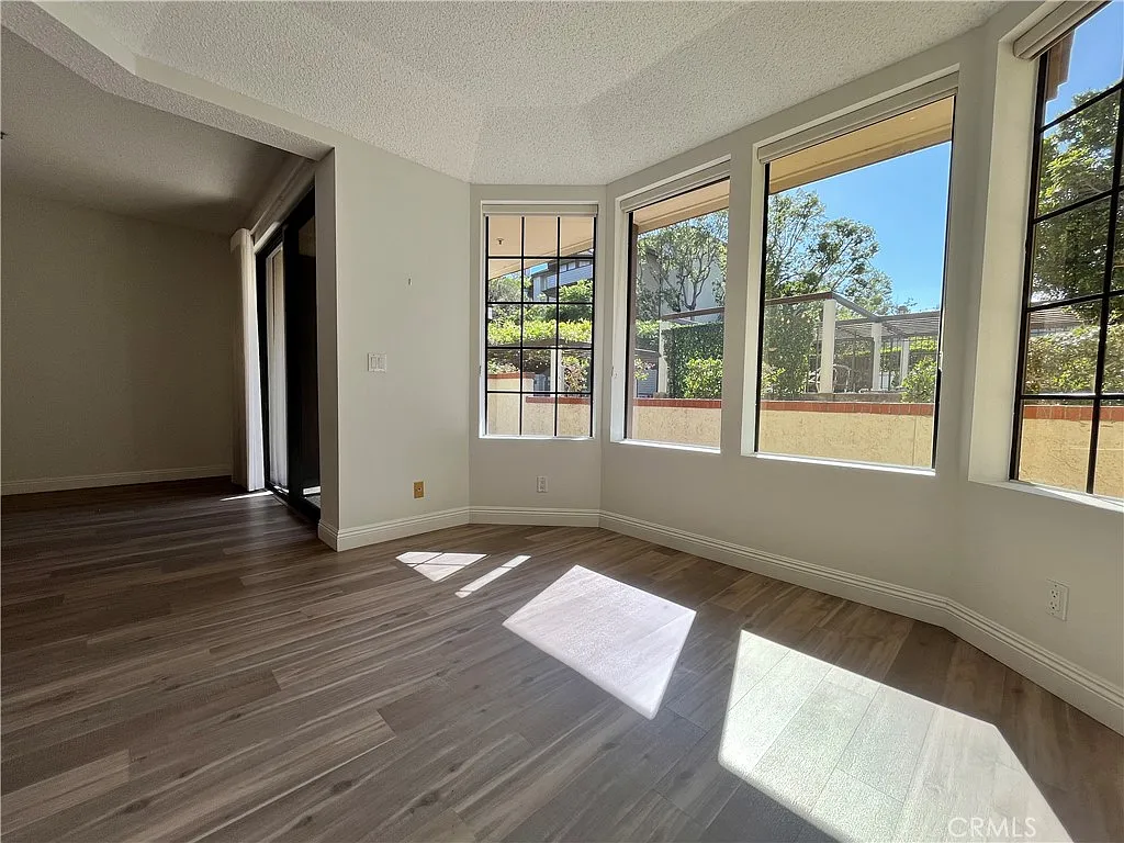 1 bed, 870 sqft, $3,000 — Photo 3
