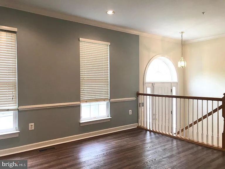 556 Longhorn Cres — Photo 11