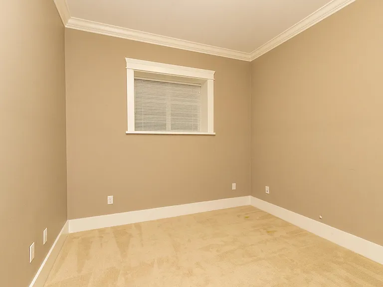 4152 Hazelwood Cres — Photo 10