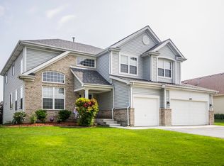 2875 Farmington Dr, Lindenhurst, IL 60046