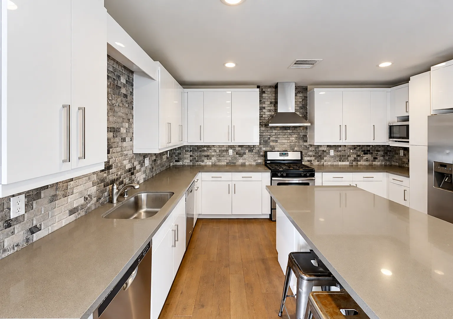 Beautiful 6BD/3BA, Great Location!! — Photo 3