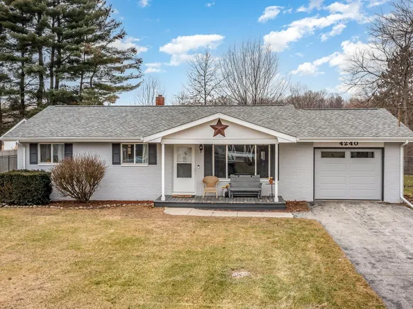 4240 Eastport Dr, Bridgeport, MI 48722