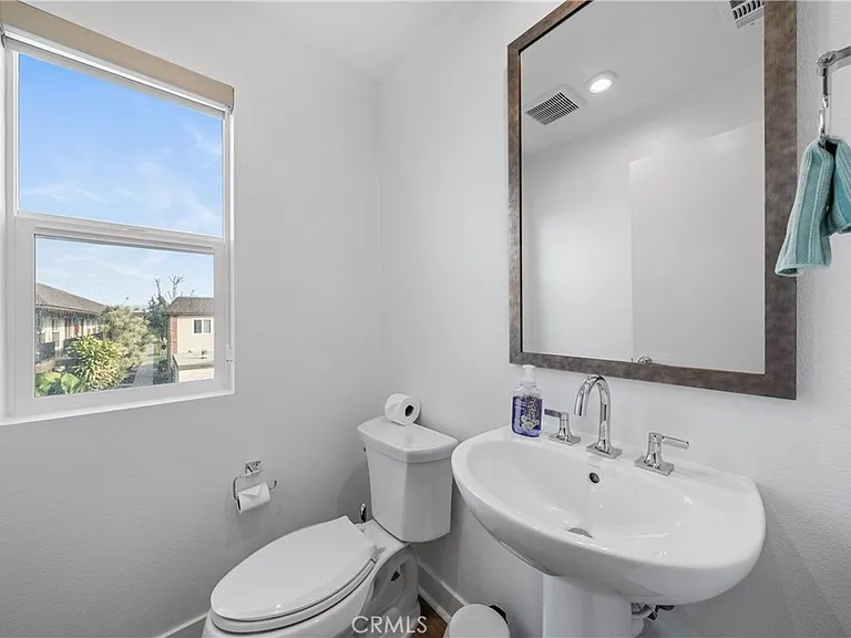 637 S Lyon St — Photo 15