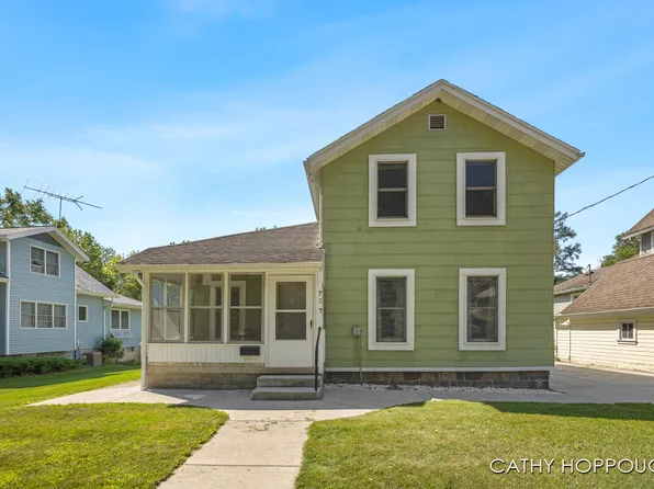 737 E Main St, Ionia, MI 48846