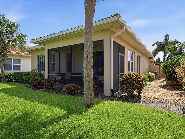 490 Montelluna Dr — Photo 34