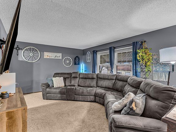 3rd image of 3020 SE Colorado Ave