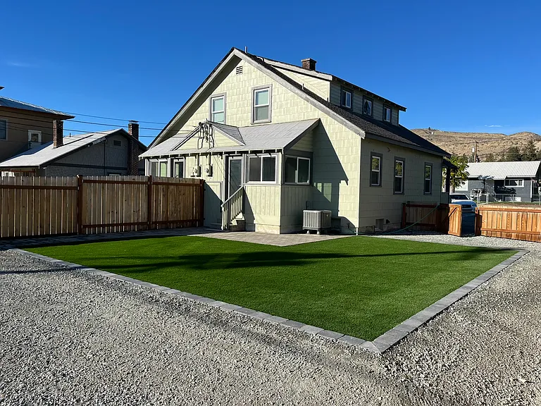 220 E Chelan Ave — Photo 2
